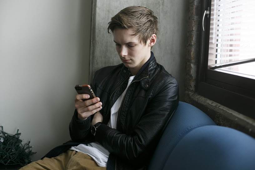 Caleb Hiltunen, a sophomore at Columbia College in Chicago, tries out Class120, a new app that alerts parents if a student skips class.